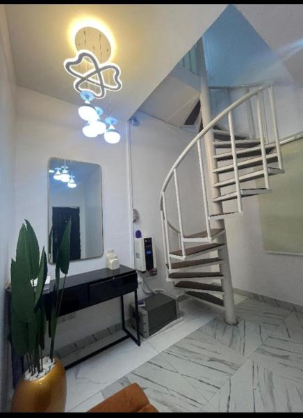 På billedet ses objektet Modern 1 Bedroom Apartment in Lekki with Pool Gym Constant Power and Wi-Fi beliggende i byen Ikate.