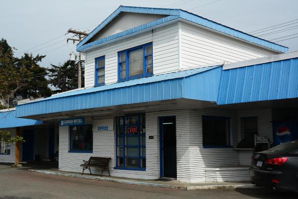 Na fotografii je vidět objekt Bluebird Motel nacházející se ve městě Port Alberni.