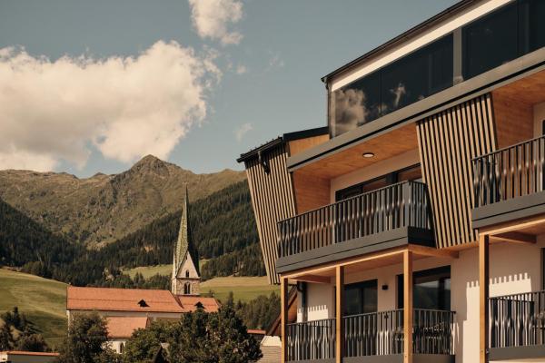 The photo shows the MONTARA living mountain air located in the city of Terento.