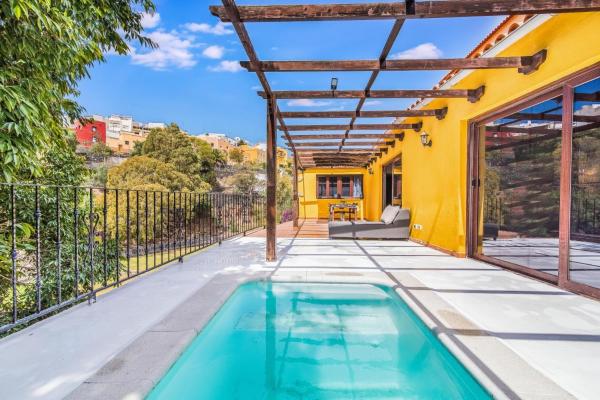 A la foto es mostra l'objecte Una Casa Canaria Moderna situat a la ciutat de Ingenio.