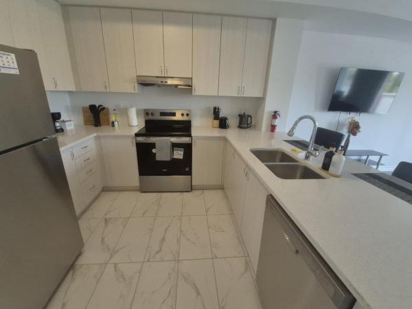 Na fotografii je vidět objekt Stylish 3BR 2.5 Bath Townhouse with Patio and parking nacházející se ve městě Streetsville.