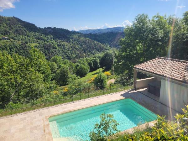A la foto es mostra l'objecte Maison Gîtes Ardèche Piscine Jacuzzi Nature et Calme 13p situat a la ciutat de Silhac.