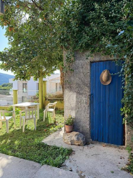A la foto es mostra l'objecte Villa Maria situat a la ciutat de Ðenovići.