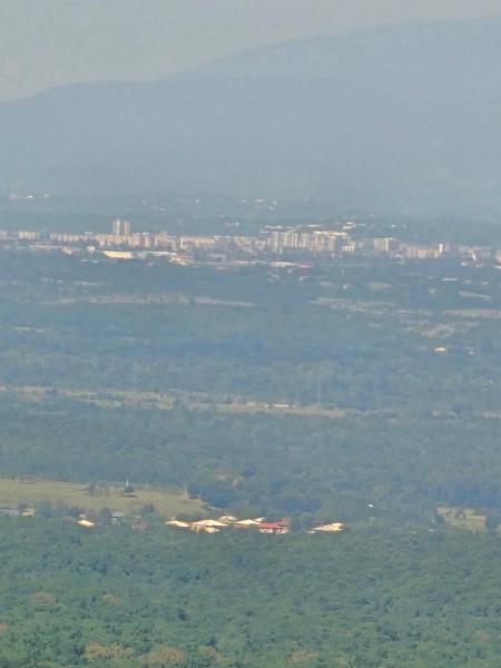 På billedet ses objektet Near the Mountain beliggende i byen Dimi.