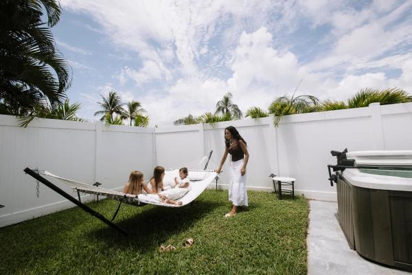 Фотография 5: Spacious Studio in the Heart of FTL Hot Tub
