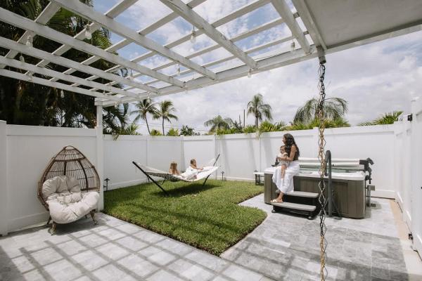 Фотография 8: Spacious Studio in the Heart of FTL Hot Tub