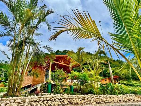 A la foto es mostra l'objecte Refugio del Ocaso - neues Teak-Haus mit Garten situat a la ciutat de Caimital.