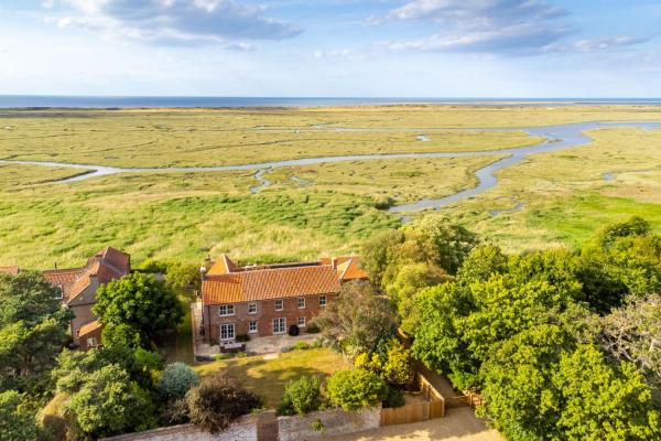 Na zdjęciu widoczny jest obiekt Marsh House położony w mieście Brancaster.
