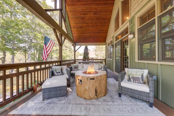 Scenic Mtn & Fairway Views: Cozy Cashiers Getaway - Cashiers, NC