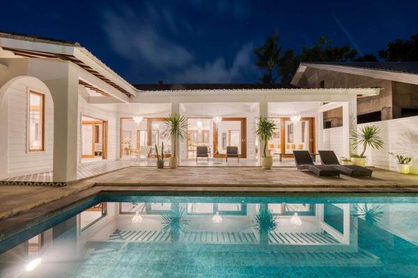 A la foto es mostra l'objecte Villa Malbec 3BR Tropical Retreat Near Tanah Lot situat a la ciutat de Cemagi.