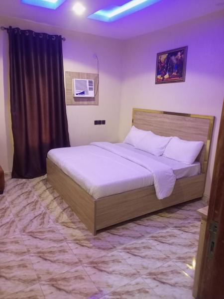 Na fotografii je vidět objekt Woodedge Hotel and suites Ekwulobia nacházející se ve městě Otu.