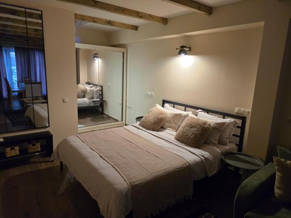 Foto 3: Studio in old town tbilisi