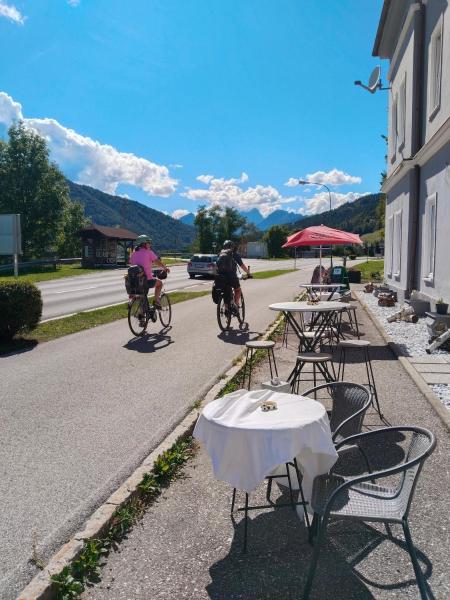 The photo shows the Locanda EL TORO located in the city of Hohenthurn.