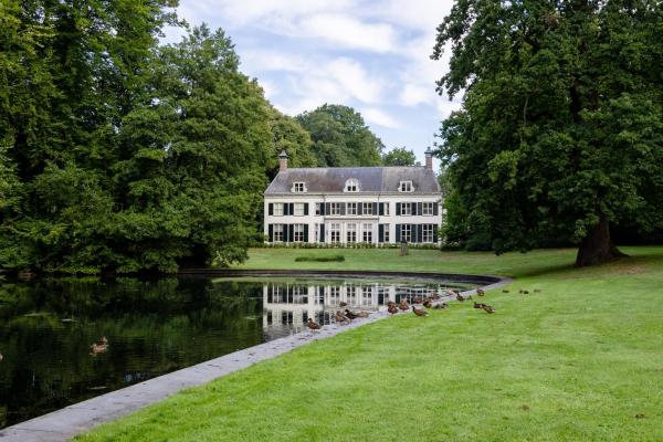 照片显示了位于Leusden市的Huize Randenbroek Amersfoort物件。