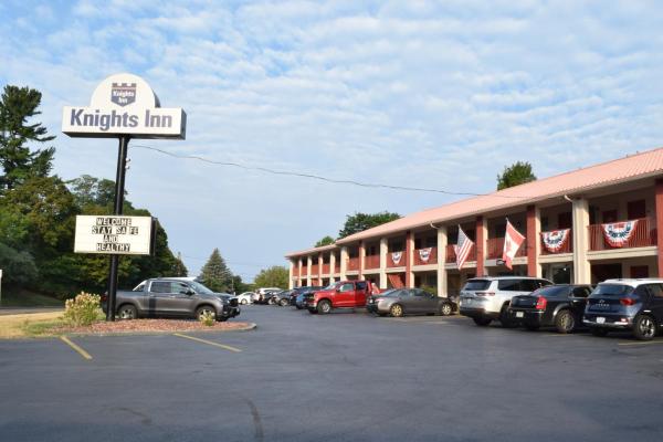 Na zdjęciu widoczny jest obiekt Knights Inn Oswego East położony w mieście Oswego.