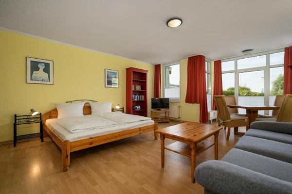 A la foto es mostra l'objecte Ferienapartment Abendsonne mit direktem Seeblick und Terasse situat a la ciutat de Waren.