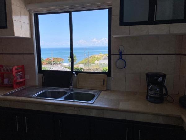 The photo shows the Casa vacacional manta located in the city of Manta.