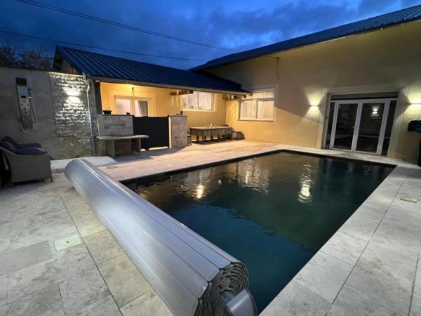 På billedet ses objektet Loft d'exception piscine et spa beliggende i byen Saumeray.