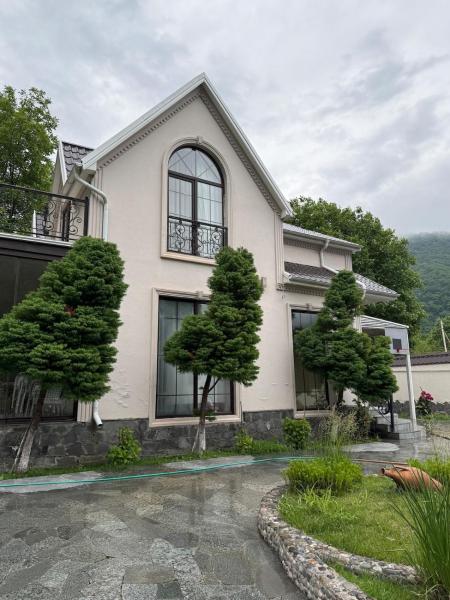 Auf dem Foto ist das Objekt Villa with Mountain Views in der Stadt Ağçay zu sehen.