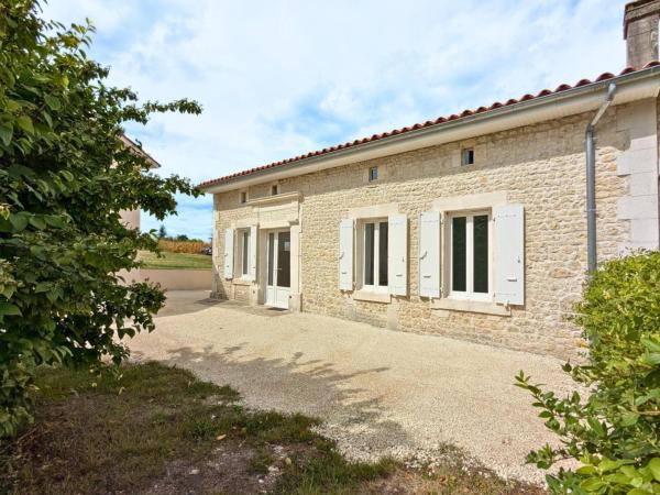 A la foto es mostra l'objecte Maison charentaise rénovée avec jardin privatif et parking - FR-1-653-281 situat a la ciutat de Challignac.