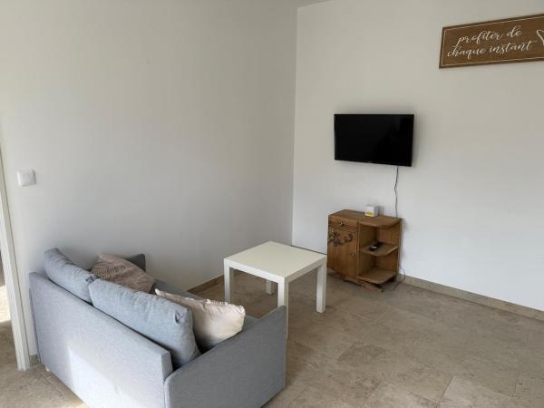 A la foto es mostra l'objecte Charmant T2 tout équipé avec Wi-Fi situat a la ciutat de Razimet.
