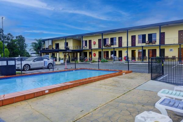 写真にはターリー市にあるCountry Plaza Motel Tareeが写っています。