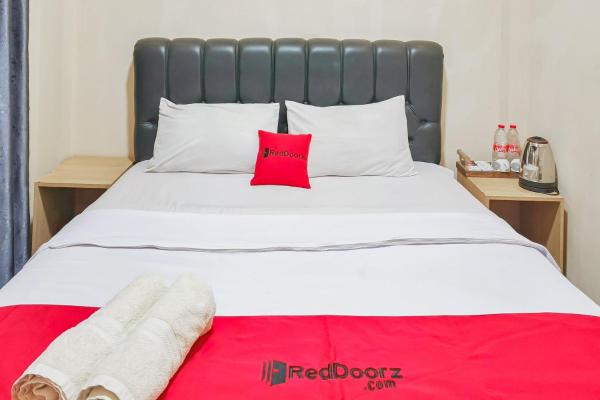 Auf dem Foto ist das Objekt RedDoorz at Guciwan Hotel near Objek Wisata Guci in der Stadt Karangsari zu sehen.