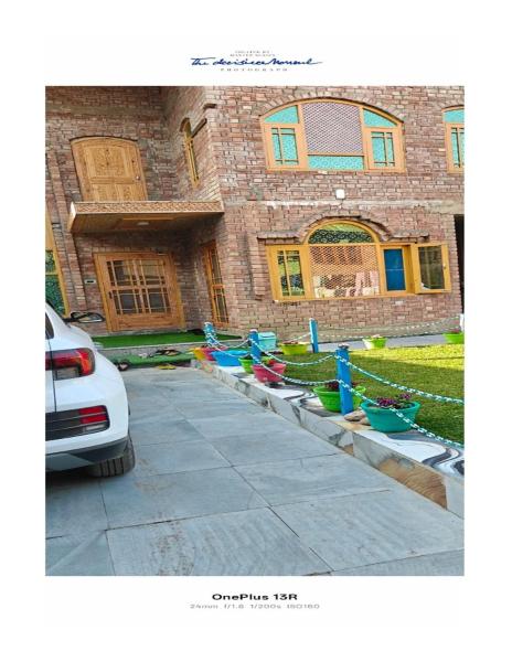 På bilden syns objektet Sun Shine Guest House Baderkote Gulmarg som ligger i staden Aphit.