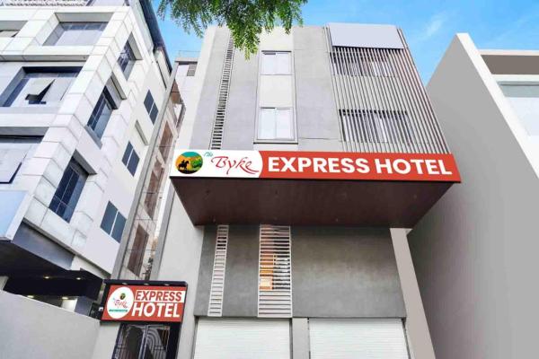 A la foto es mostra l'objecte The Byke Express - Gopur Square Pan India Pure Veg Hotel Chain situat a la ciutat de Indore.