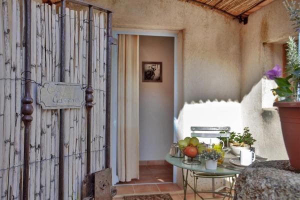 A la foto es mostra l'objecte Casa Celestina situat a la ciutat de Pigna.