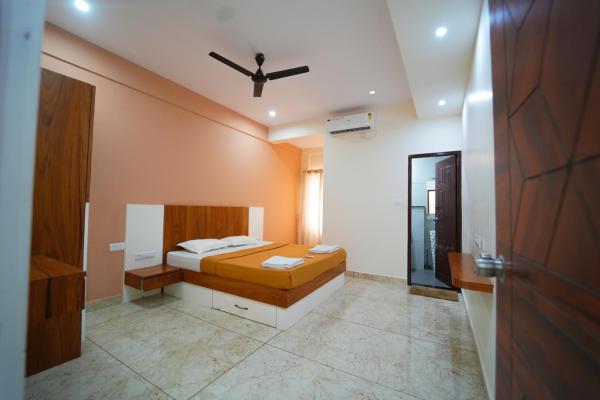 På billedet ses objektet Nandan Enclave 2BHK & 3BHK Family Apartments in Mysore Parking & Kitchen beliggende i byen Mysore.