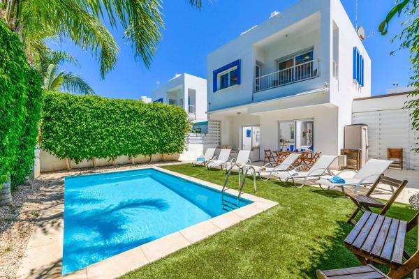 A la foto es mostra l'objecte Villa Atlantis situat a la ciutat de Protaras.