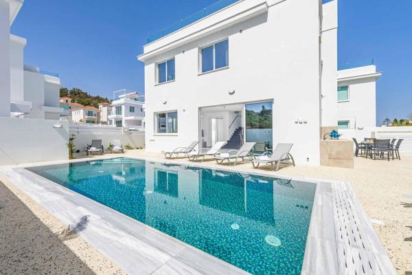 A la foto es mostra l'objecte Green Bay Villa 15 situat a la ciutat de Protaras.