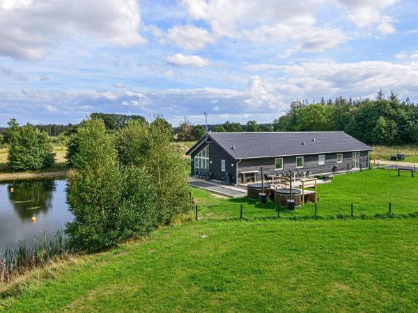 På bildet vises objektet 14 person holiday home in Glesborg som ligger i byen Ulstrup.
