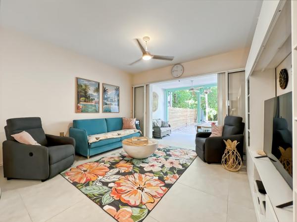 На фото показан объект La Maison Rose, расположенный в городе Ориент-Бэй.