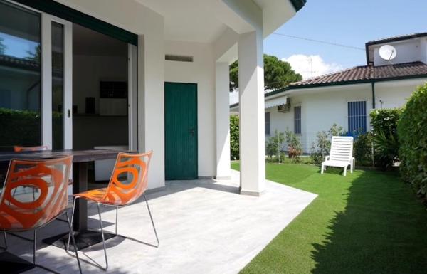 Na zdjęciu widoczny jest obiekt Modern Villa in Porto Santa Margherita położony w mieście Porto Santa Margherita di Caorle.