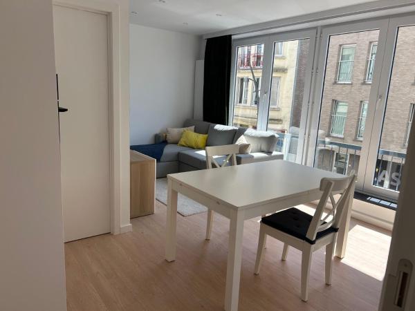 A la foto es mostra l'objecte Limon's Cocoon situat a la ciutat de De Panne.