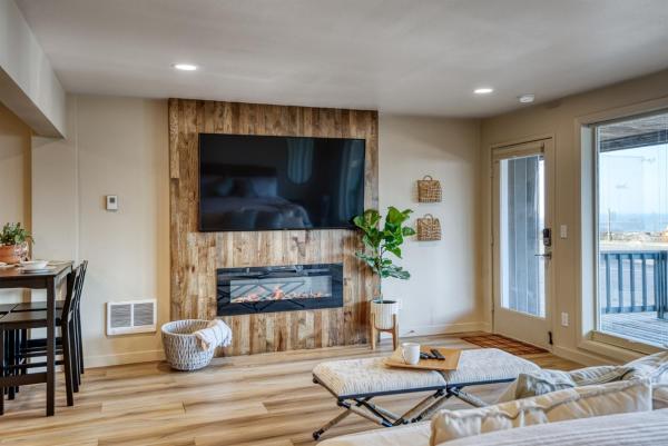 Bay Suites Studio A Modern Coastal Escape In The Heart Of Depoe Bay - Depoe Bay, OR