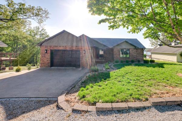 A la foto es mostra l'objecte Beautiful Kentucky Lake Getaway with Dock and Deck! situat a la ciutat de Buchanan.