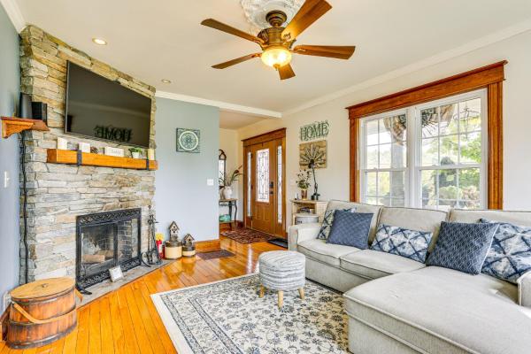 Na zdjęciu widoczny jest obiekt Game Room, Yard and Fire Pit Spacious Catskills Gem położony w mieście Cuddebackville.