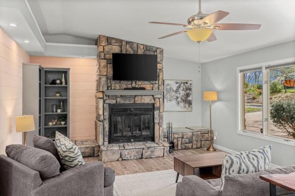 Cozy Bike-in & Out Retreat - Fire Pit Pet Friendly - Bella Vista, AR