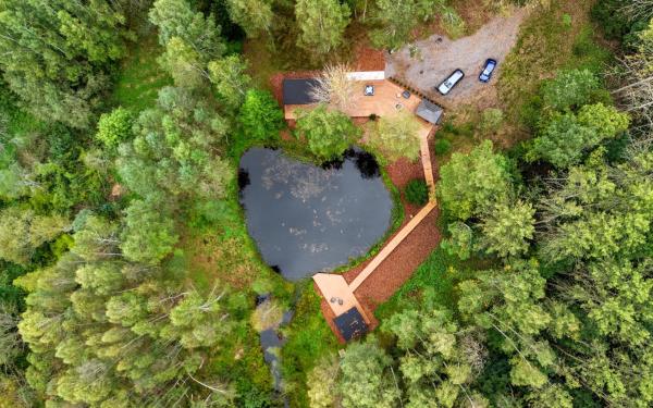 Na foto é possível ver o objeto ForestSpa localizado na cidade de Pedajamäe.