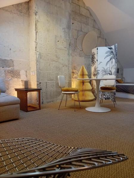 A la foto es mostra l'objecte Tiny, bright architect-designed loft, king size situat a la ciutat de Saumur.