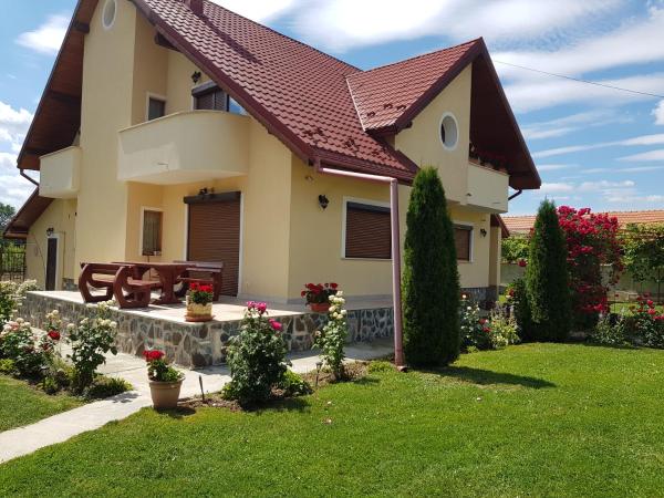 Na fotografii je vidět objekt Vila Grecu nacházející se ve městě Recea.