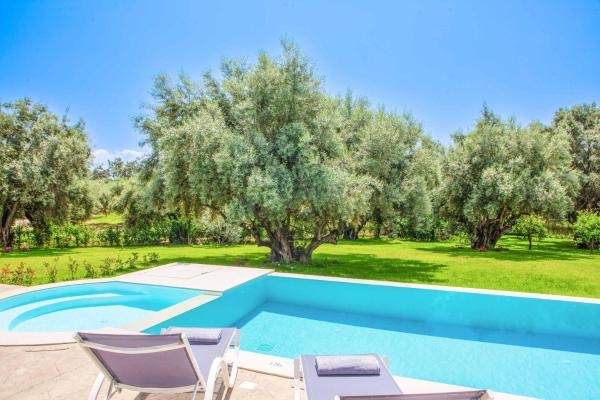 A la foto es mostra l'objecte Villa Averto Anna situat a la ciutat de Ráchi.