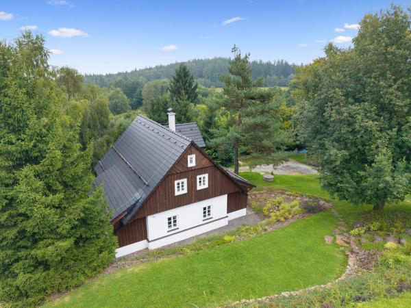 Na fotografii je vidět objekt Holiday Home Roubenka Maleč by Interhome nacházející se ve městě Strašice.