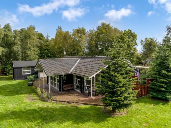 Na fotografii je vidět objekt Holiday Home Neli - 850m to the fjord by Interhome nacházející se ve městě Storvorde.