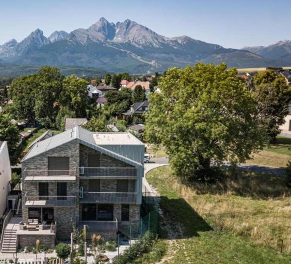 The photo shows the Apartmány pod Štítmi located in the city of Stará Lesná.