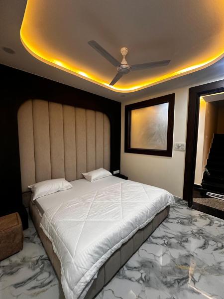 Na foto é possível ver o objeto Hotel Kapil Royal Inn Haridwar localizado na cidade de Rāiwāla.