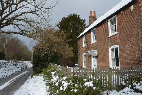 A la foto es mostra l'objecte Your perfect Winter stay, private parking for up to 3 cars, EV Charging Point, Tennis Court, Large Garden area & Lots of nearby things to do! situat a la ciutat de Goodnestone.